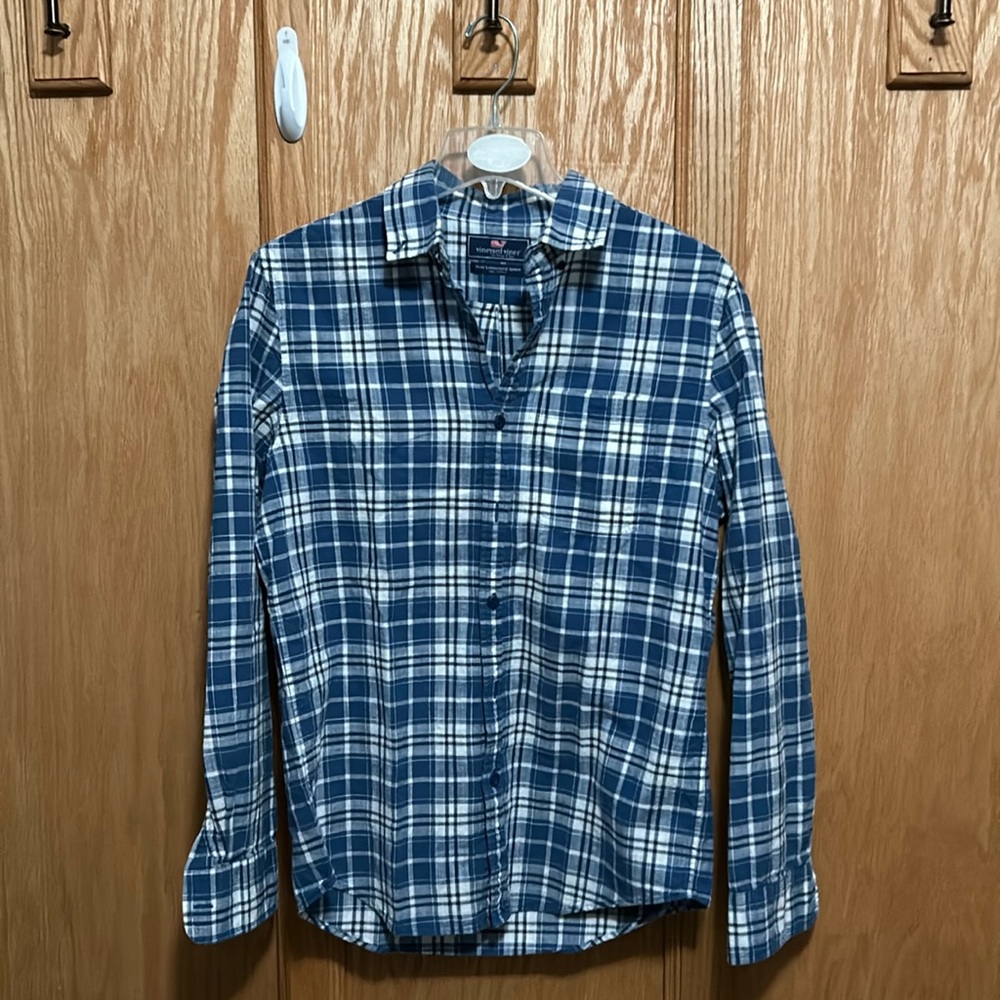Vineyard Vines men’s “Slim Longshore Shirt” Size Small.